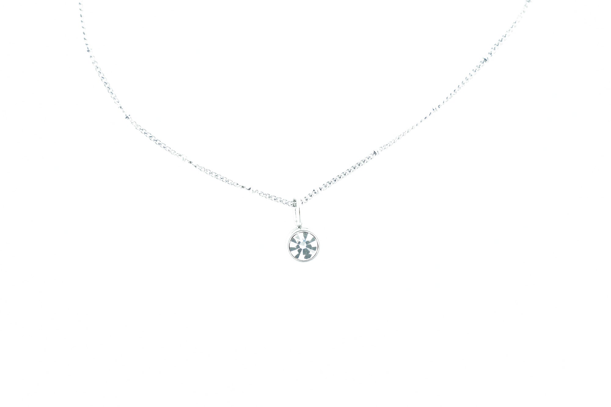 luxurious white brilliant necklace in classic style, a stylish choice for any outfit.