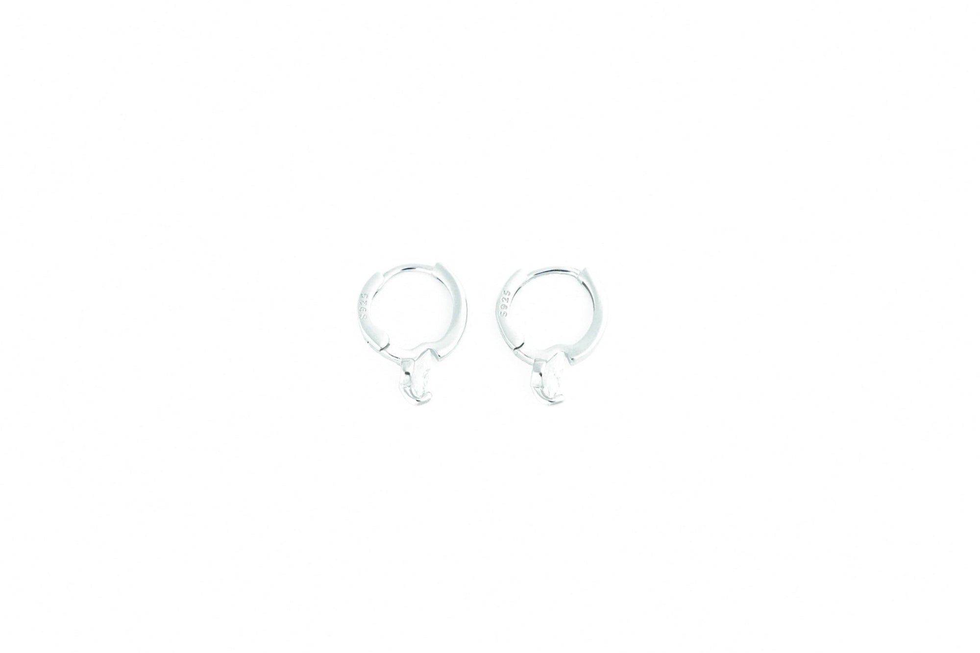 chic silver earring with a elegant diamond shape, ideal for special occasions.