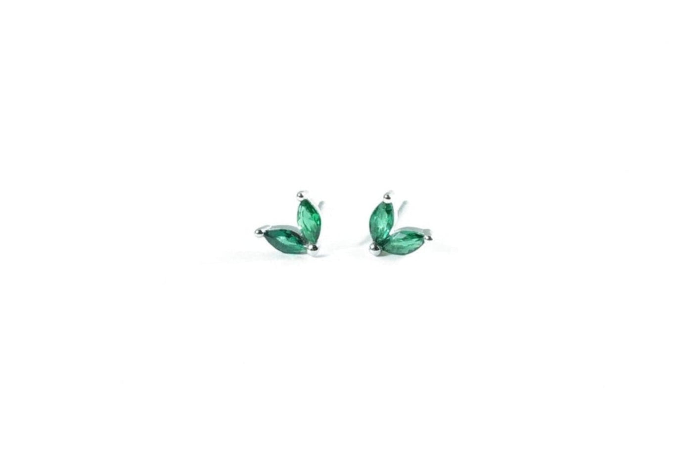 silver leaf earrings with zirconia, a combination of modern elegance and nature.
