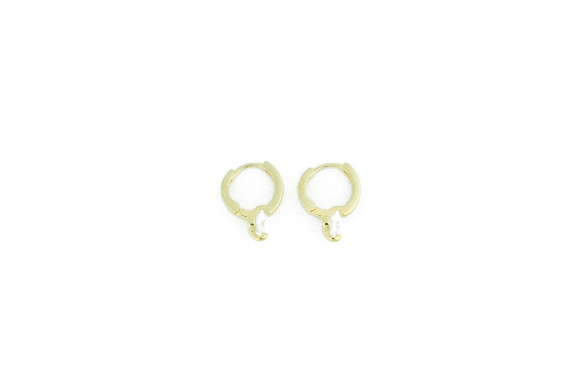 elegant gold earring with a refined diamond-shaped ring, ideal for a luxurious look, brendoe