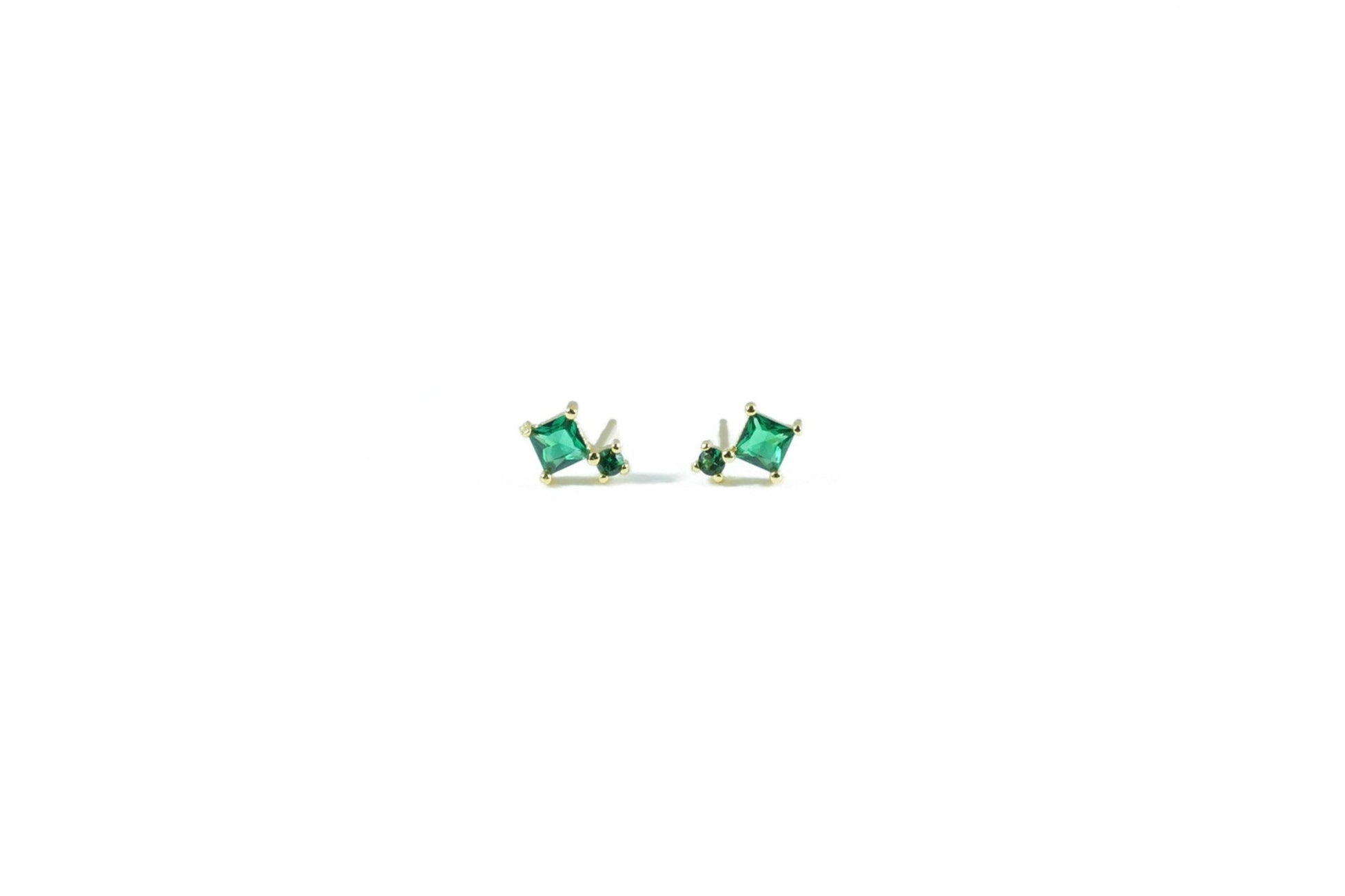 elegantly designed gold stud earring with green accents, ideal for a sophisticated look. nickel free jewelry