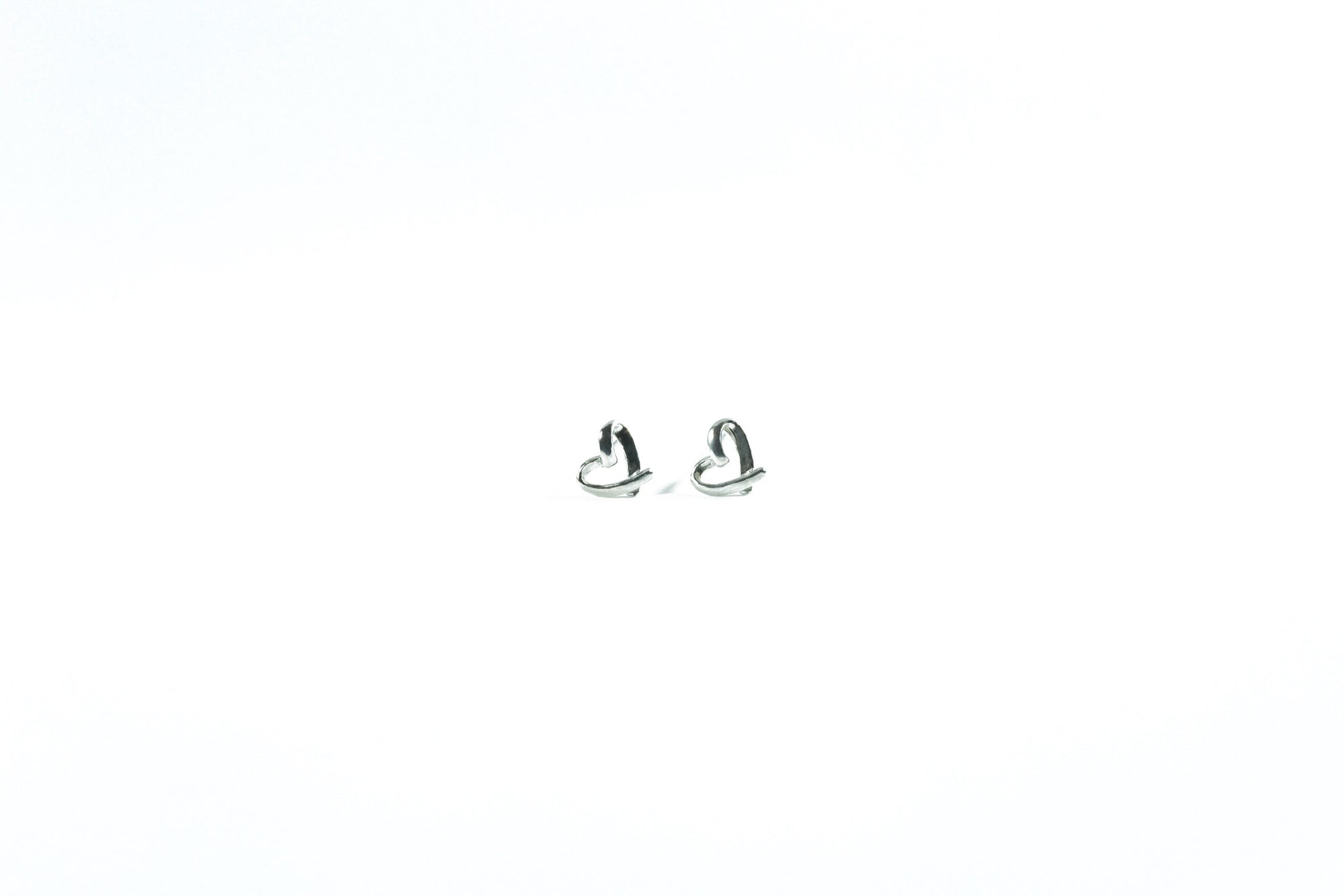 line heart earrings in silver, ideal for an elegant and refined look