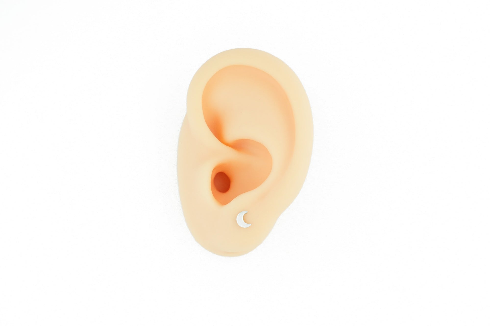 Silver moon earrings, an excellent choice for every day