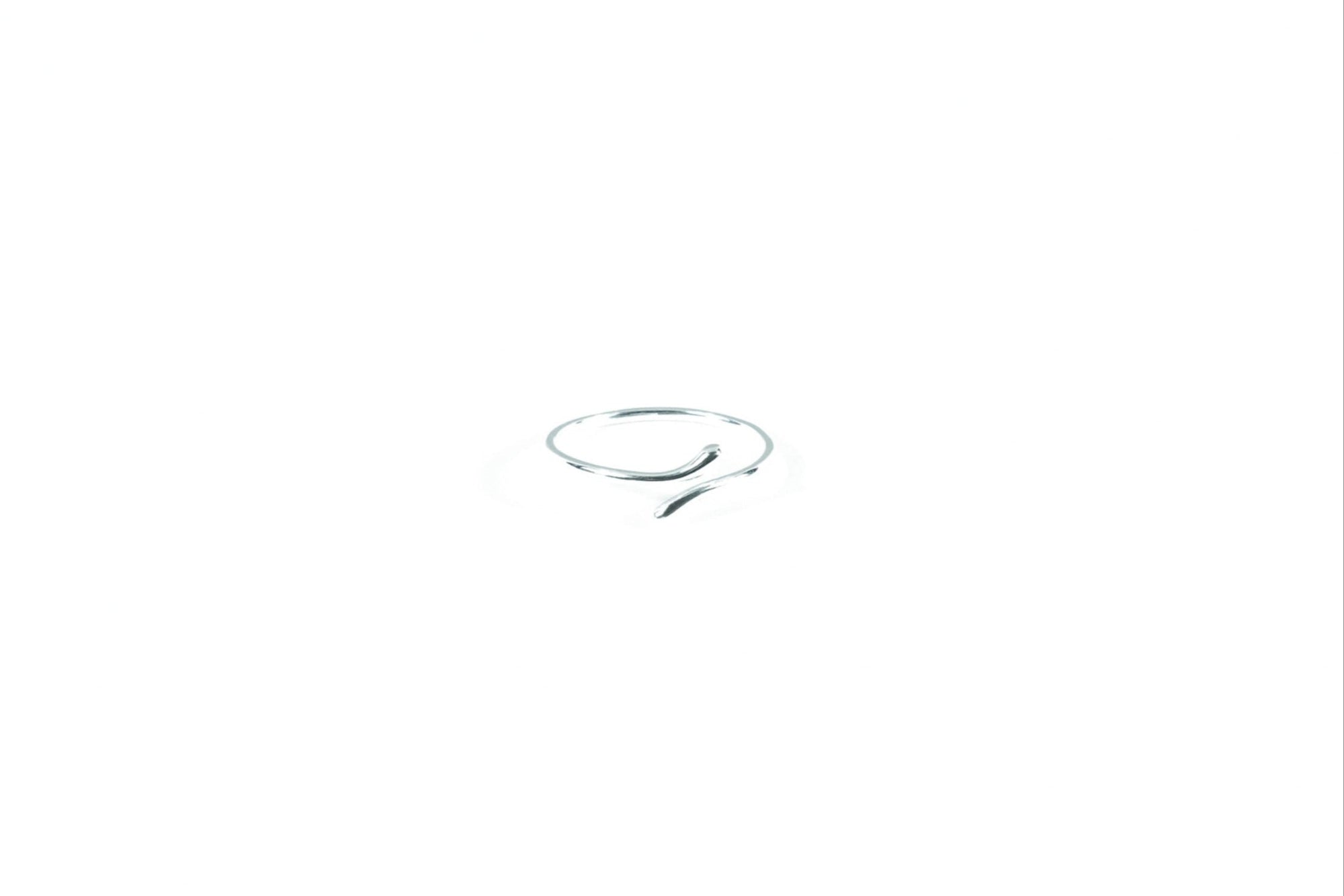 925 sterling silver ring with a refined design, suitable for any occasion.